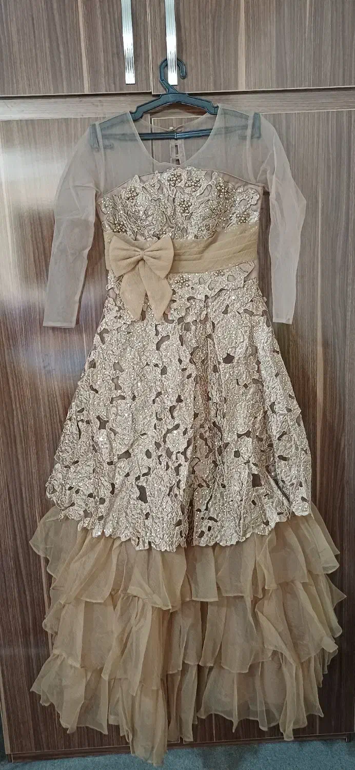 لباس مجلسی|لباس|پیر بکران, |دیوار