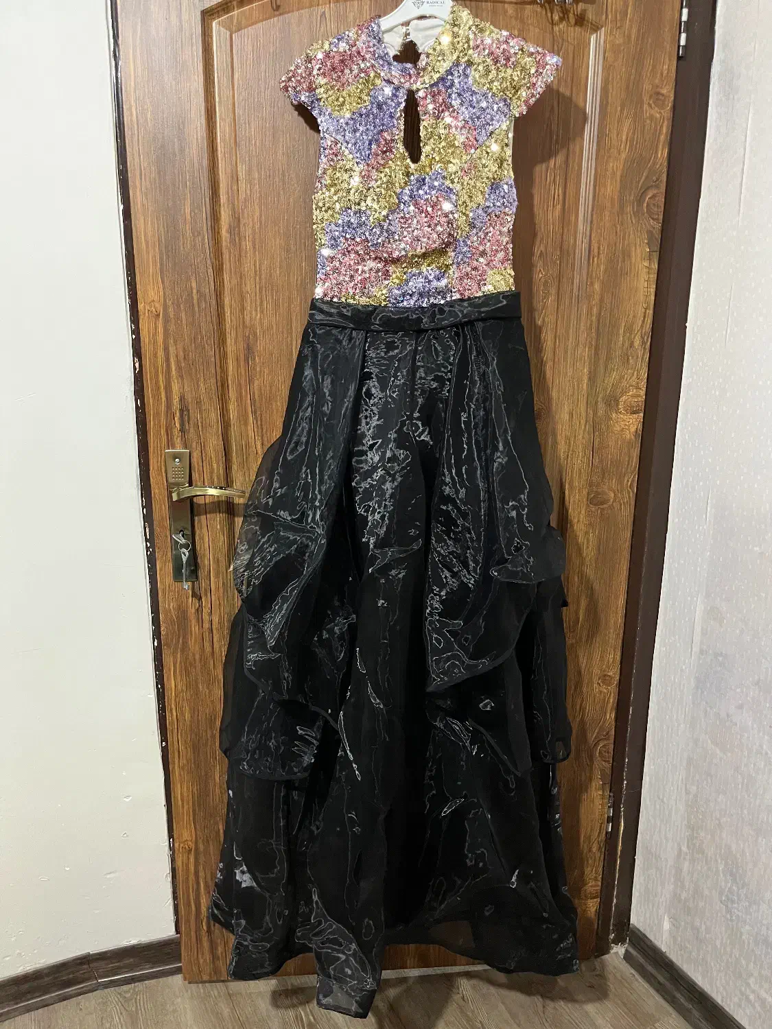 لباس مجلسی|لباس|شاهین‌شهر, حافظ جنوبی|دیوار