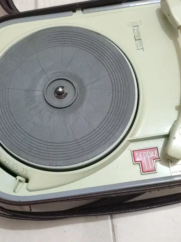 گرامافون چمدونی قدیمی|کلکسیون اشیاء عتیقه|شاهین‌شهر, عطار|دیوار