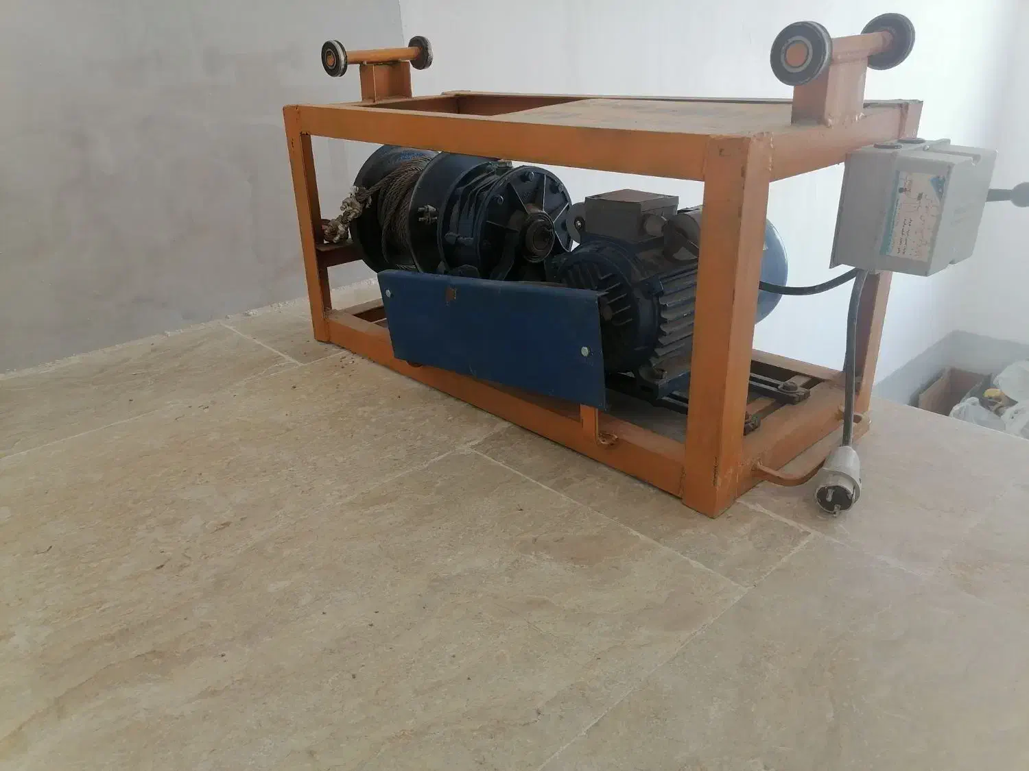 بالابر ساختمانی تک فاز در حد نو واقعی|ماشینآلات صنعتی|هشتگرد, هیو|دیوار