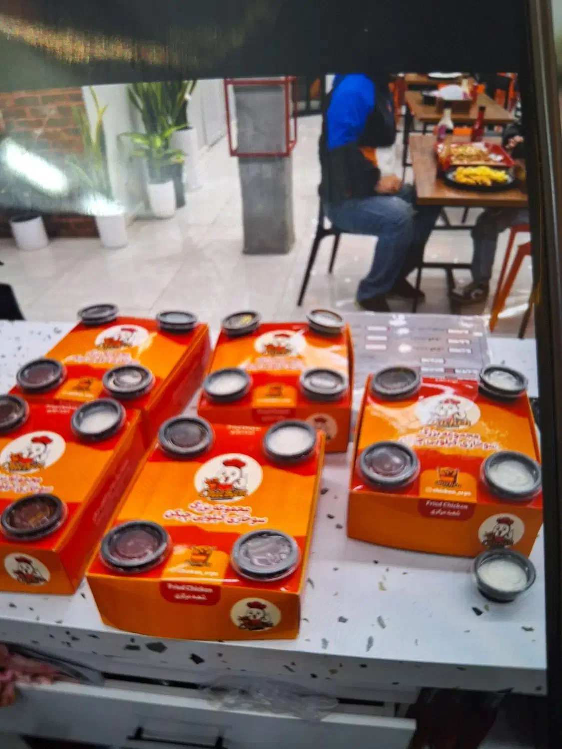 به یک نیروی ساده خانم جهت کار در فست فود|استخدام خدمات فروشگاه و رستوران|کاشان, دشت چال|دیوار