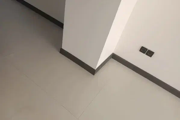 نصاب دکوراسیون قرنیز دیوارپوش بین کابینتی تیوی وال|خدمات پیشه و مهارت|همدان, |دیوار