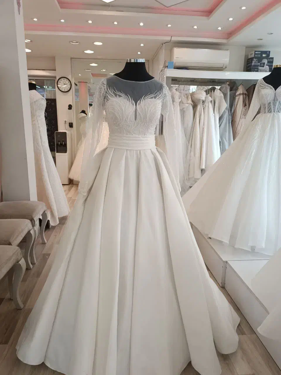 فروش و واگذاری مزون عروس با تمام وسایل|لباس|میبد, |دیوار