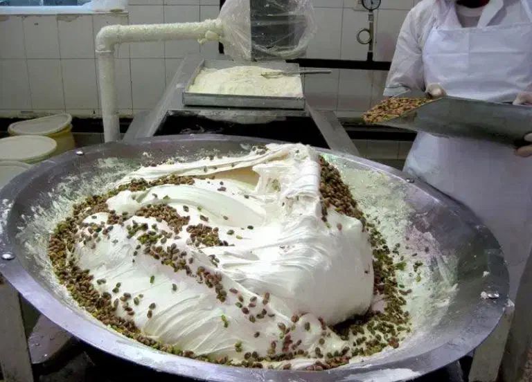 نیروی کار آقا و خانم جهت کار در کارگاه تولیدی گز|استخدام خدمات فروشگاه و رستوران|خمینی‌شهر, |دیوار