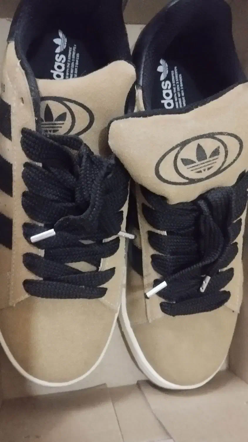 کفش|کیف، کفش، کمربند|خوی, |دیوار