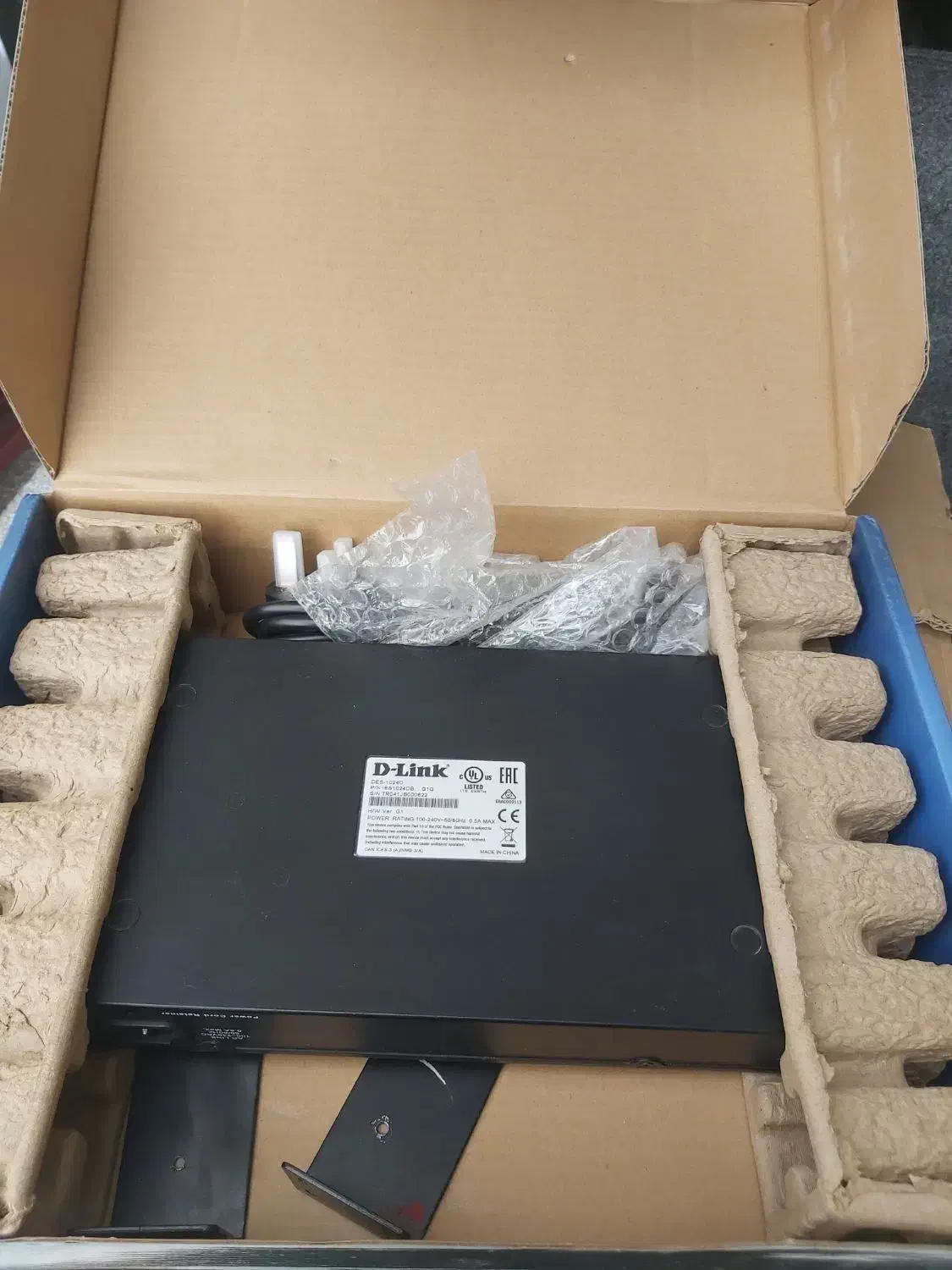 سوییچ ۲۴ پورت D-Link 10/100 با کارتن و کابل پاور|مودم و تجهیزات شبکه|تهران, باغ فیض|دیوار