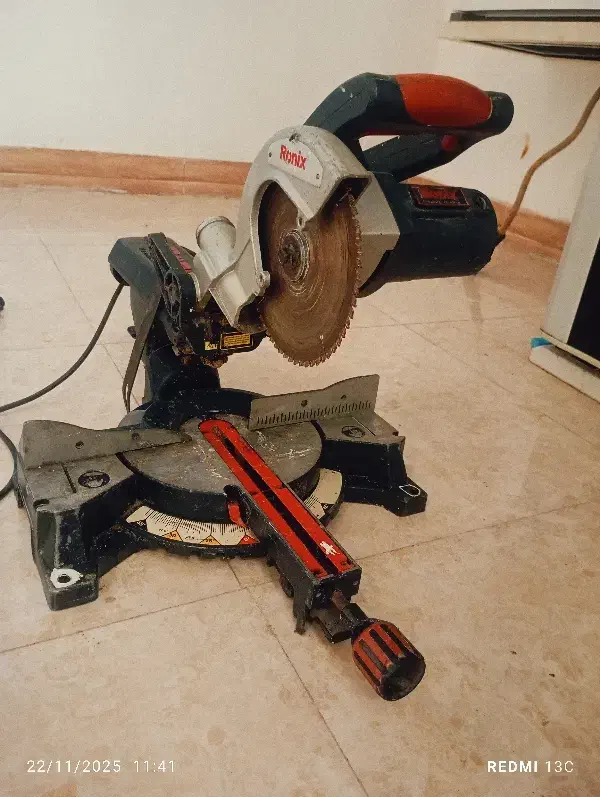 اره فارسی بر در حد نو|ماشینآلات صنعتی|باوی, |دیوار