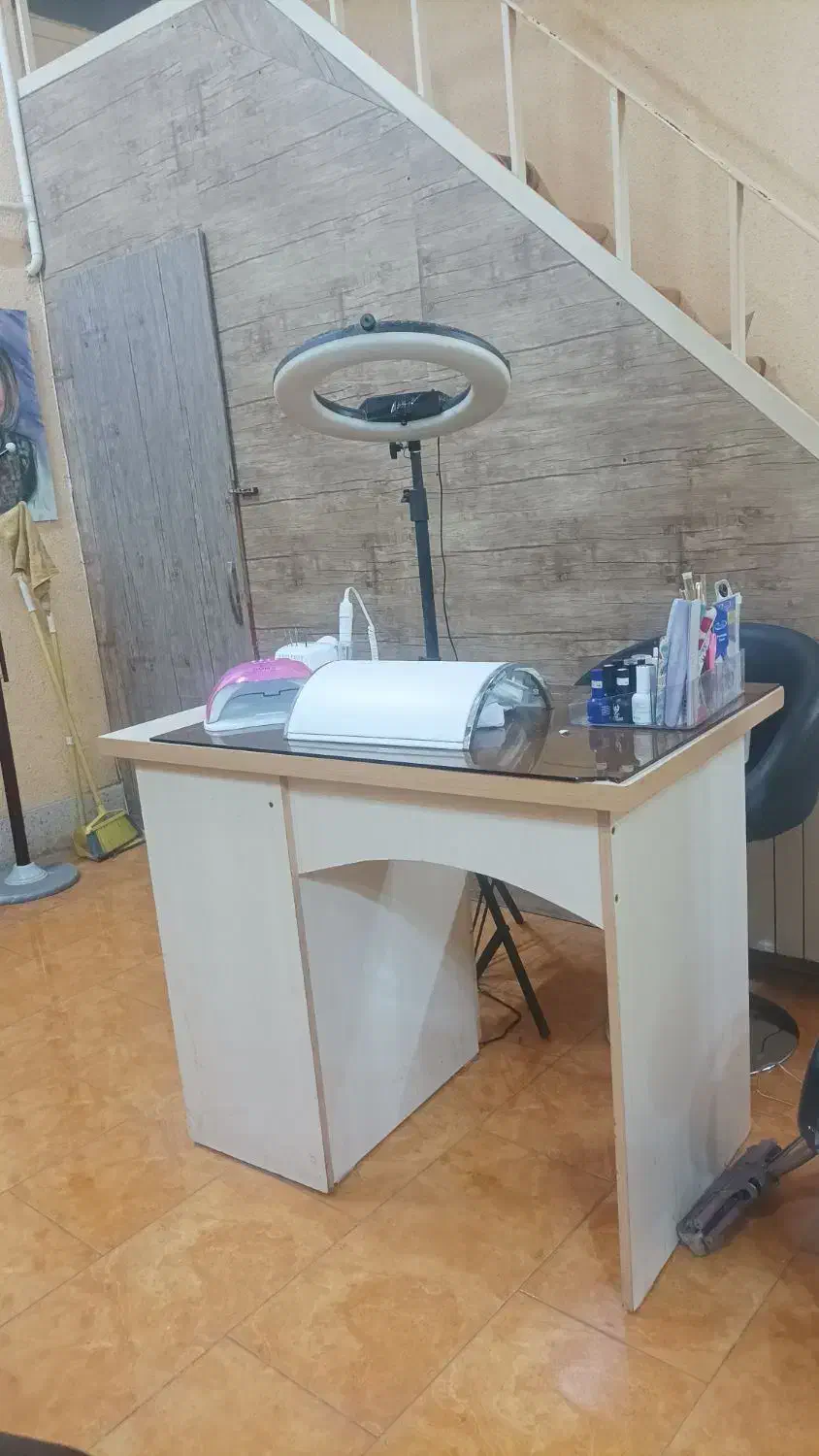 میز کاشت ناخن|آرایشگاه و سالنهای زیبایی|رشت, پیرسرا|دیوار