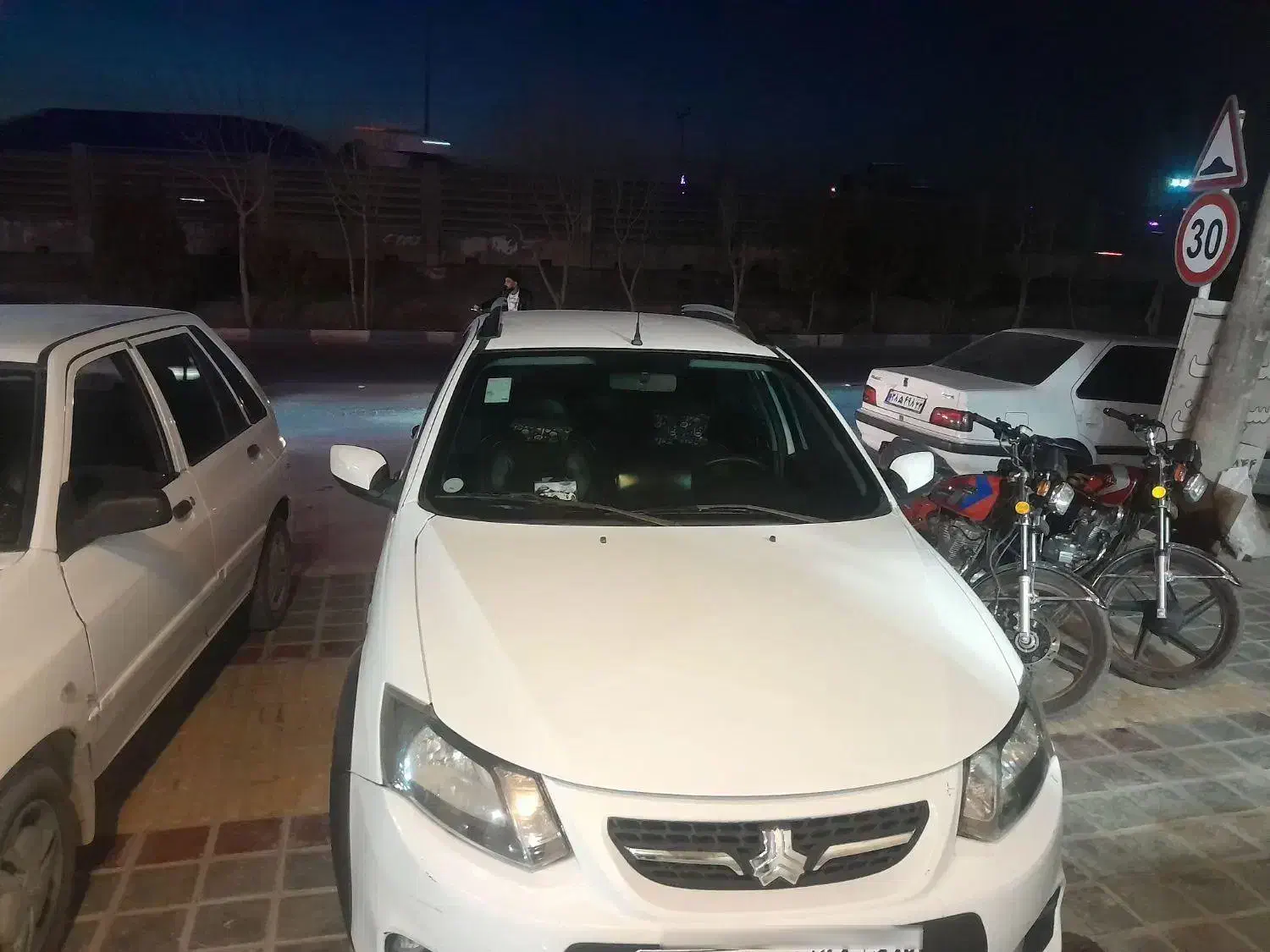 کوییک ۴۰۱ سفید|خودرو سواری و وانت|فلاورجان, |دیوار