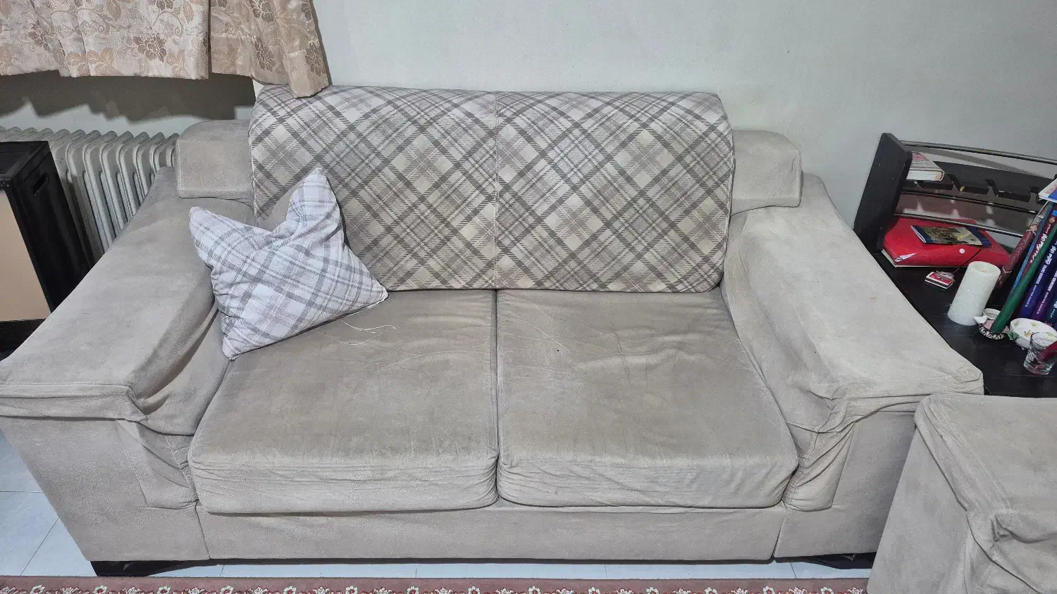 مبل ۴ نفره کرم رنگ به همراه میز وسط و گوشه|مبلمان خانگی و میز عسلی|تهران, مجیدیه|دیوار