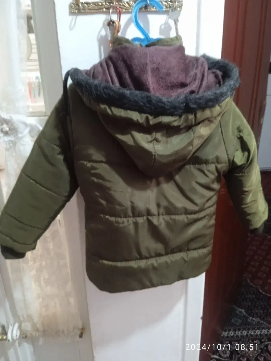 کاپشن|کفش و لباس بچه|جونقان, |دیوار