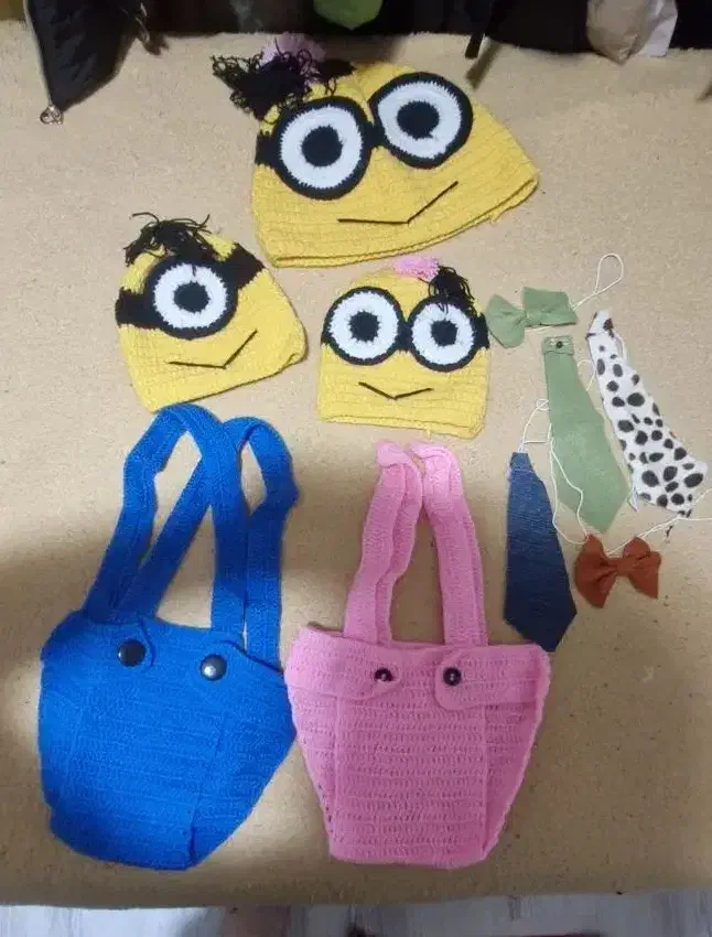 لباس بافتنی مینیون نوزادی به همراه ست مادر و پاپوش|کفش و لباس بچه|تهران, دبستان|دیوار