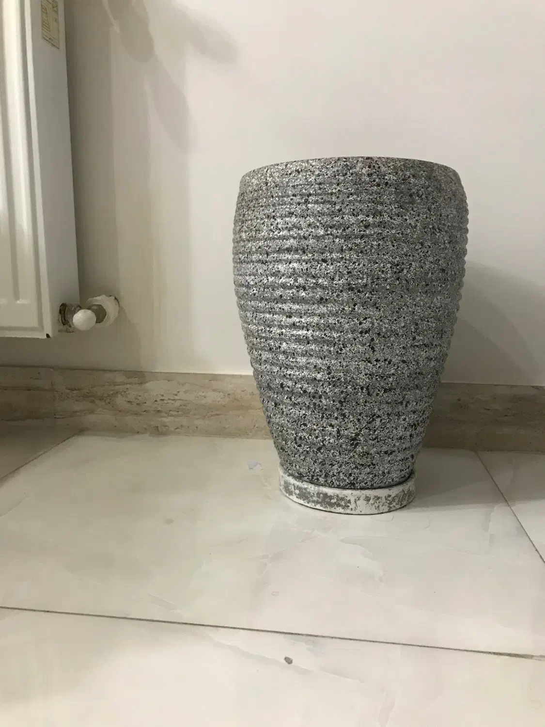 گلدان سفالی|گل و گیاه طبیعی|رشت, انصاری|دیوار