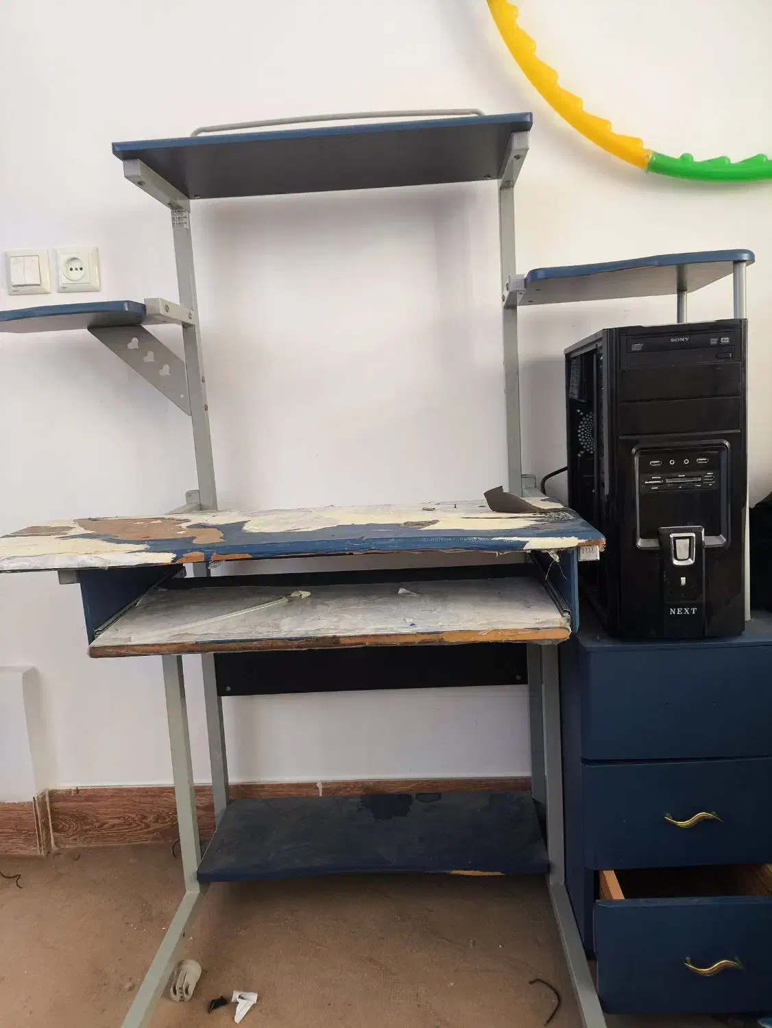 یک عدد میز کامپیوتر|میز تحریر و کامپیوتر|نقده, |دیوار