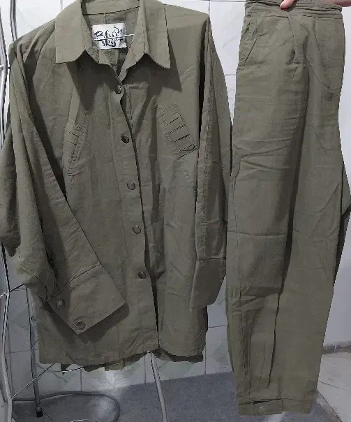 چند عدد لباس نو|لباس|قم, نیروگاه|دیوار