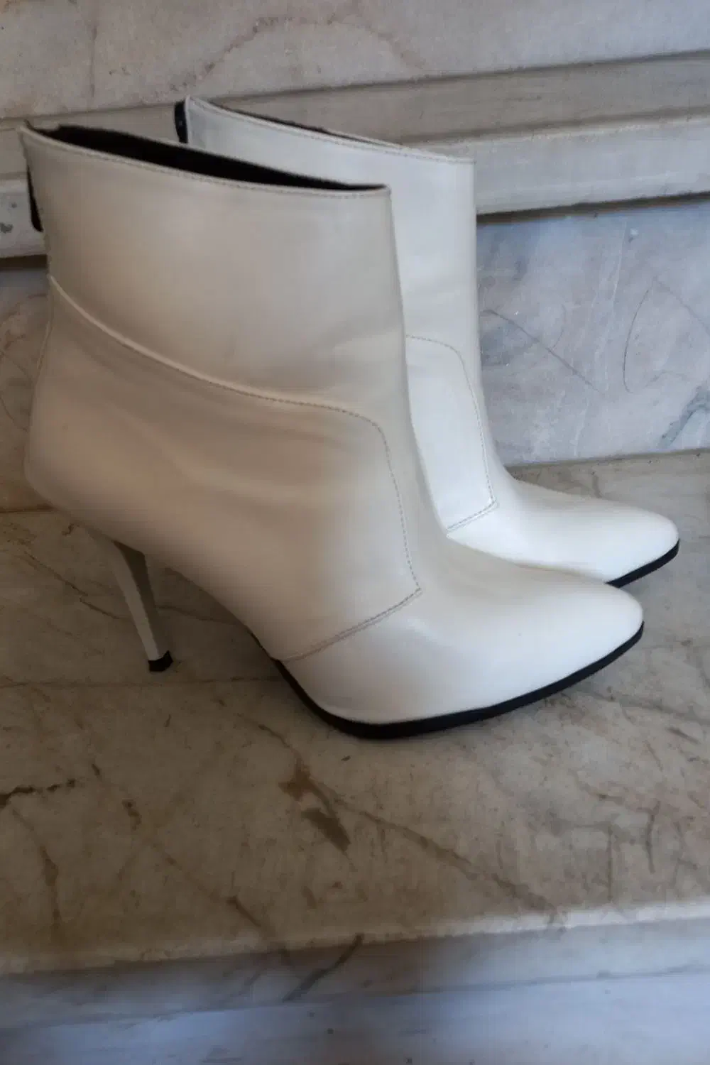 چکمه سفید|کیف، کفش، کمربند|بندر انزلی, آخرخط|دیوار