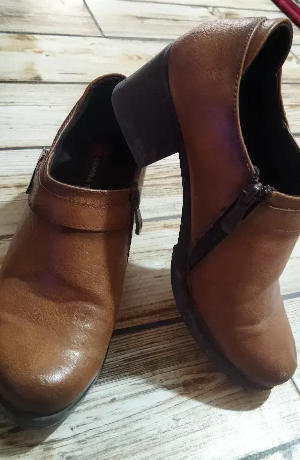 کفش|کیف، کفش، کمربند|نهاوند, |دیوار