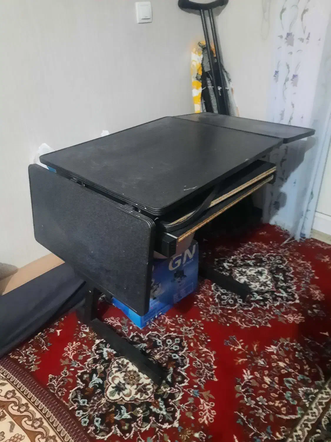 میز تحریر|میز تحریر و کامپیوتر|صدرا-فارس, فاز ۱|دیوار