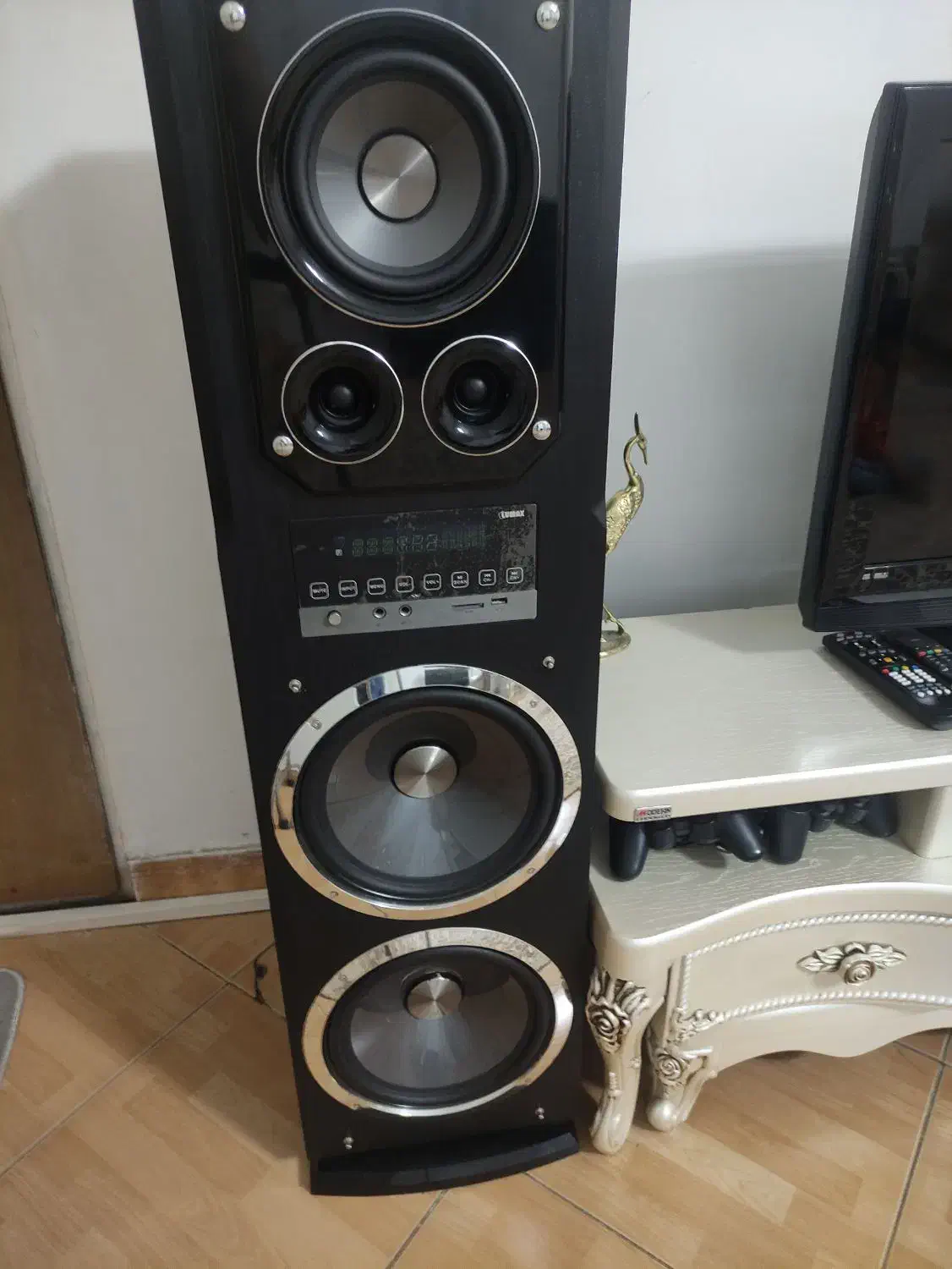 تلویزیون سامسونگ 32اینچ..اسپیکر خانگی مدل لومکس.|تلویزیون و پروژکتور|تهران, فلسطین (میدان انقلاب)|دیوار