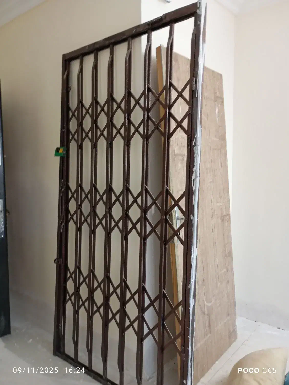 درب آکاردئونی و درب ورودی چوبی|مصالح و تجهیزات ساختمان|گلبهار, شهر جدید گلبهار|دیوار