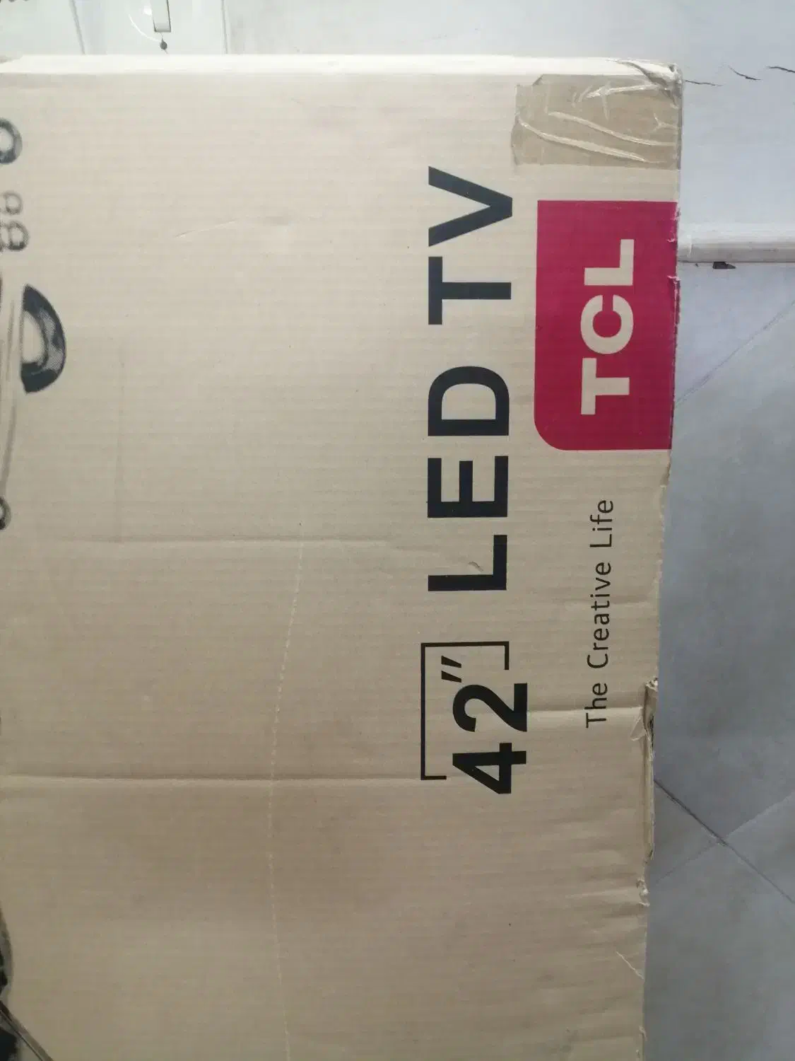 تلویزیون TCL شکسته ۴۲ اینـچ، همراه باکارتن|تلویزیون و پروژکتور|قم, چهار مردان|دیوار