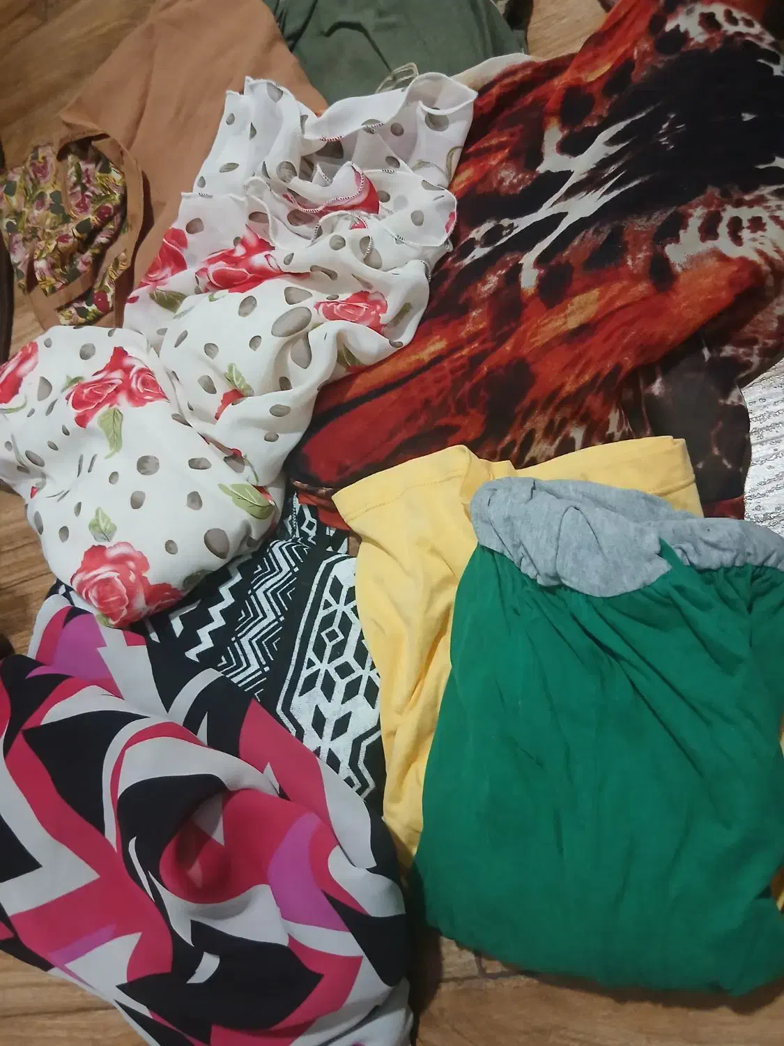 شونیز|لباس|سبزوار, ولیعصر (نجار آباد)|دیوار