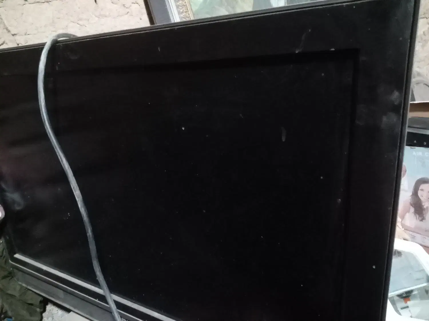 تلوزیون۳۲اینج،فقط وسطش کمی سیاه|تلویزیون و پروژکتور|باغستان, |دیوار