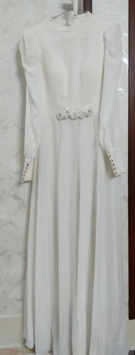 پیرهن سفید|لباس|رباط‌کریم, رباط‌کریم|دیوار