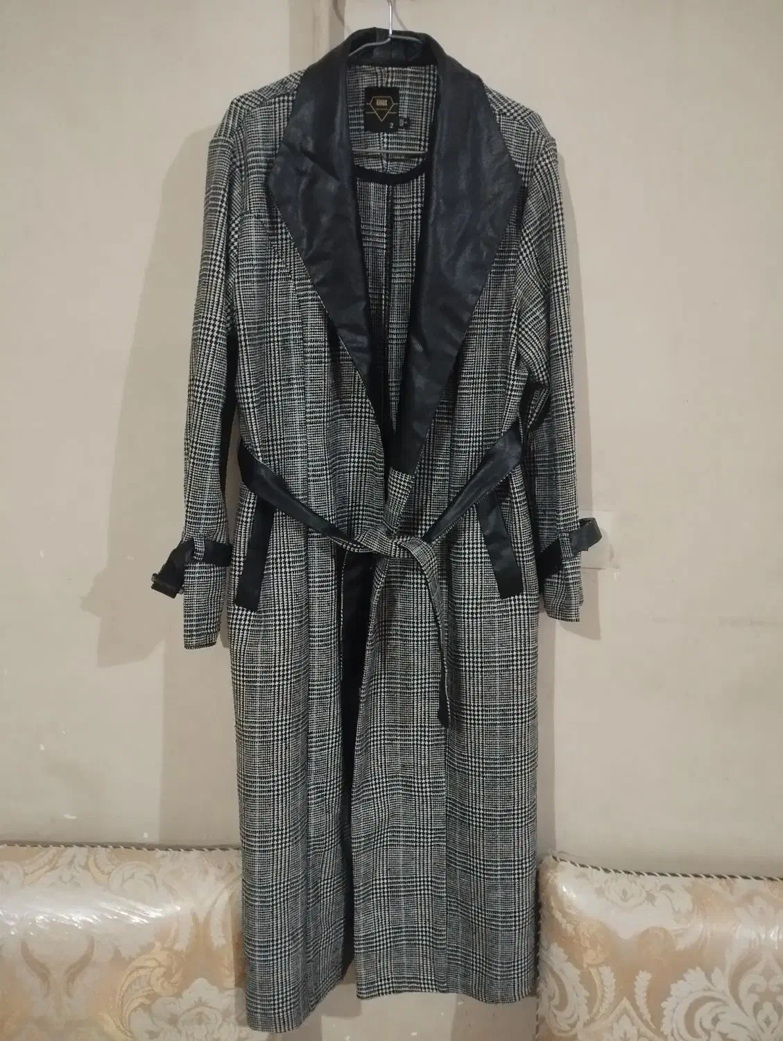 چند عدد پالتو و کاپشن|لباس|خوی, |دیوار