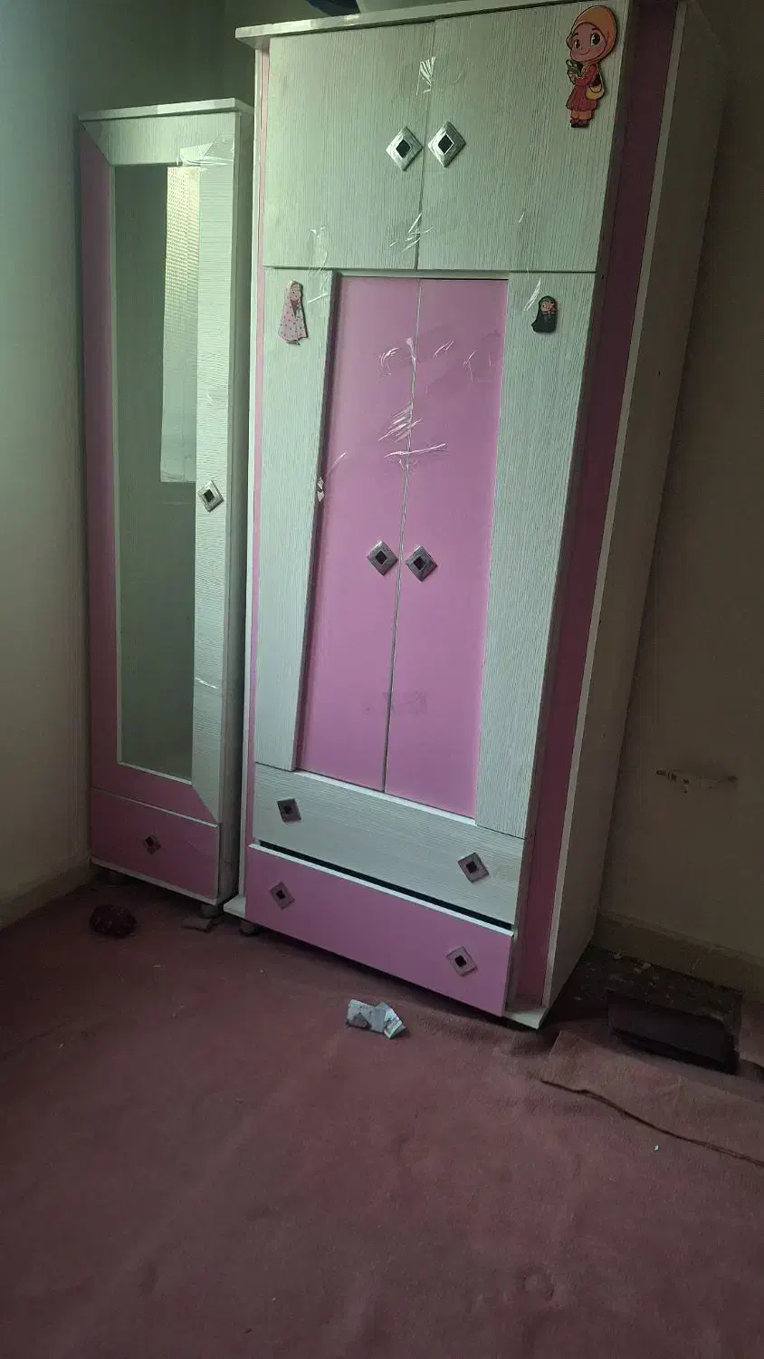 کمد . تخت دو نفره.  ویترین|تخت و سرویس خواب|ری, دولت‌آباد|دیوار