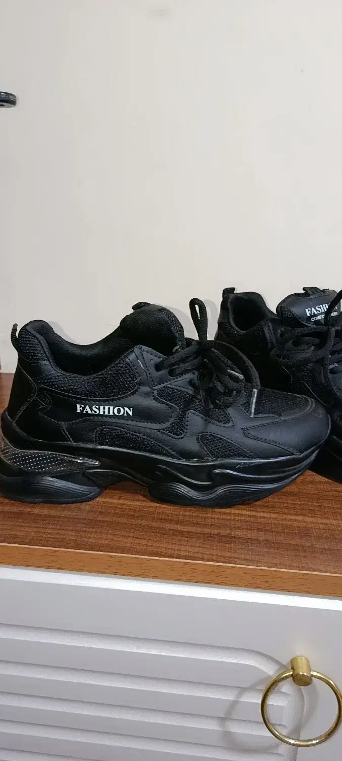 کفش ورزشی|کیف، کفش، کمربند|یاسوج, |دیوار