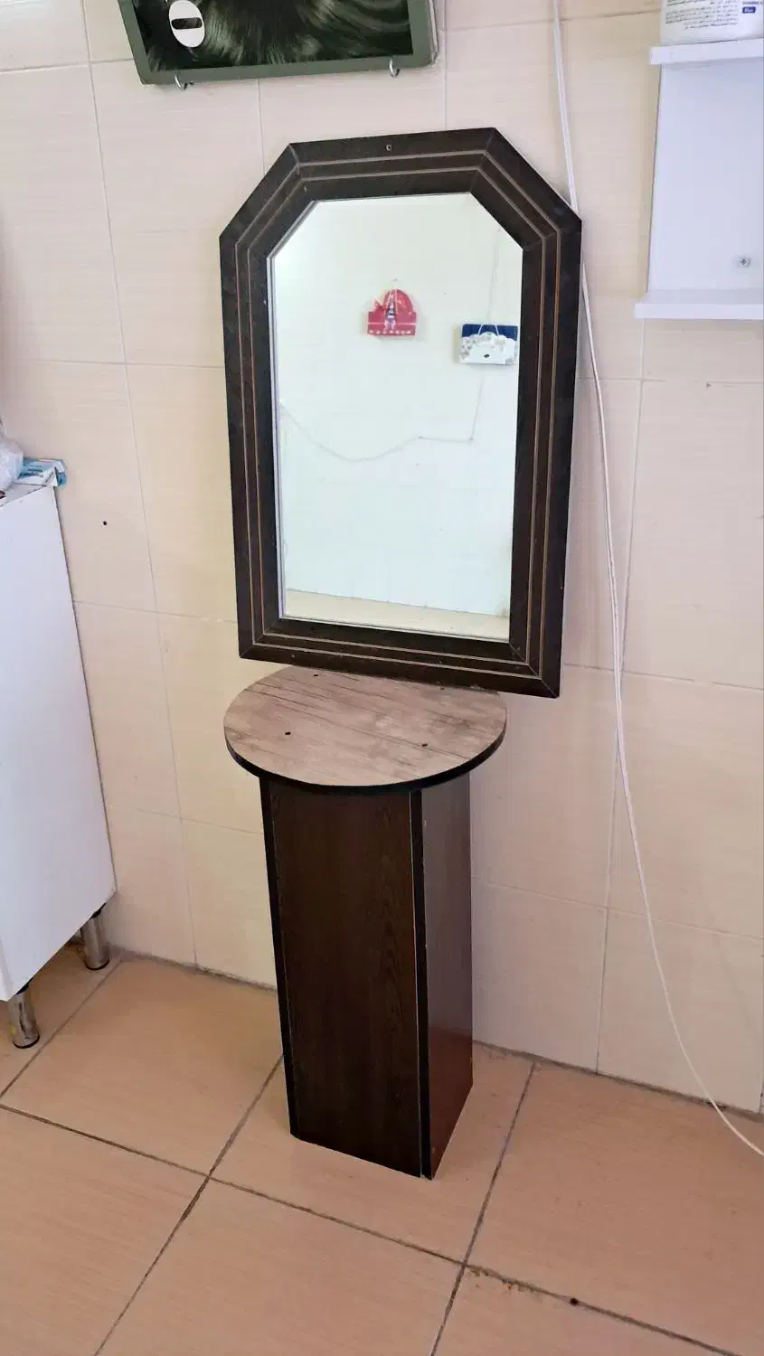 سرشور آرایشگاه وصندلی اصلاح و آیینه با عسلی|آرایشگاه و سالنهای زیبایی|ایلام, |دیوار