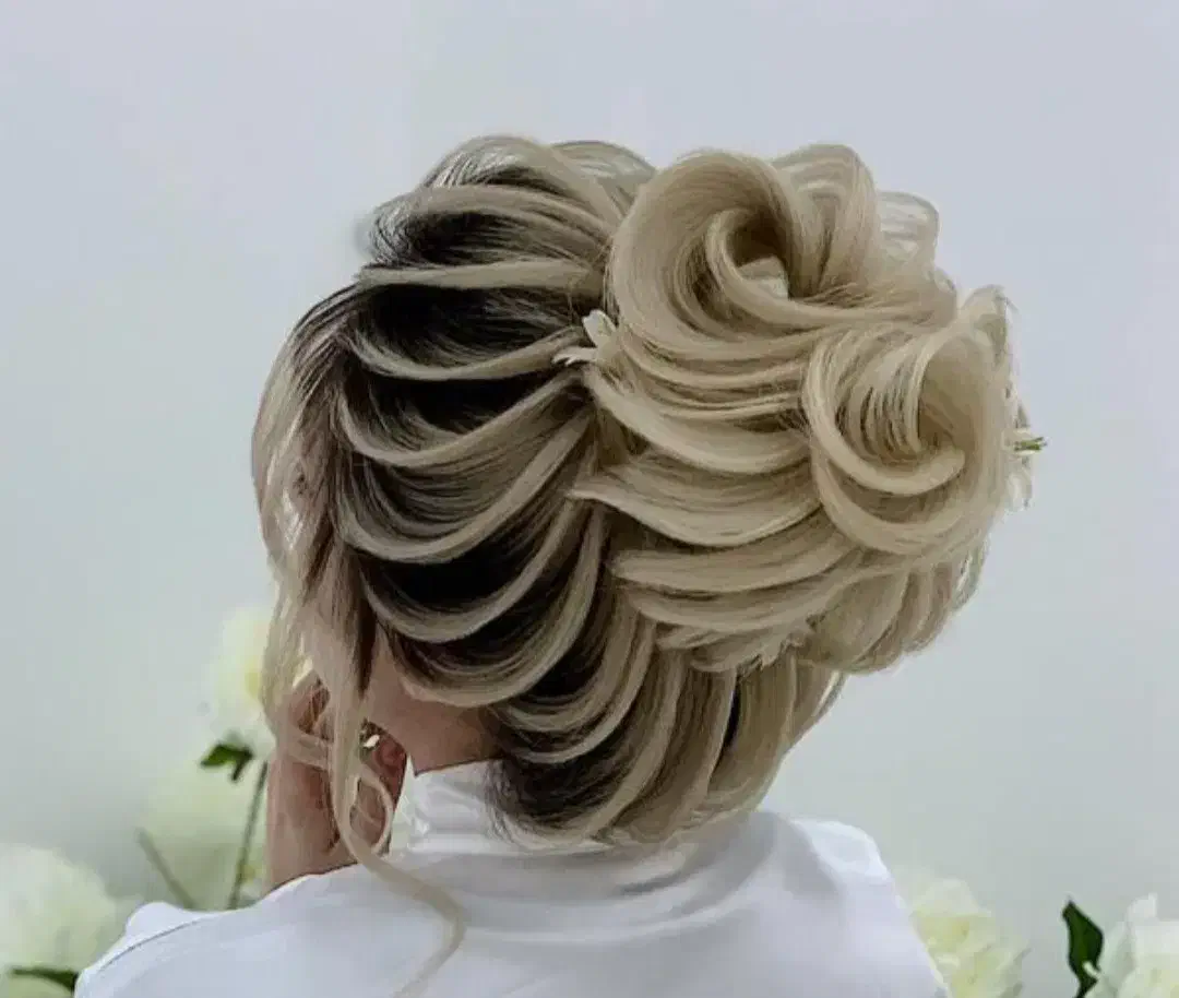 شنیون و میکاپ تخصصی فقط و فقط ۴۰۰|خدمات آرایشگری و زیبایی|بروجرد, |دیوار