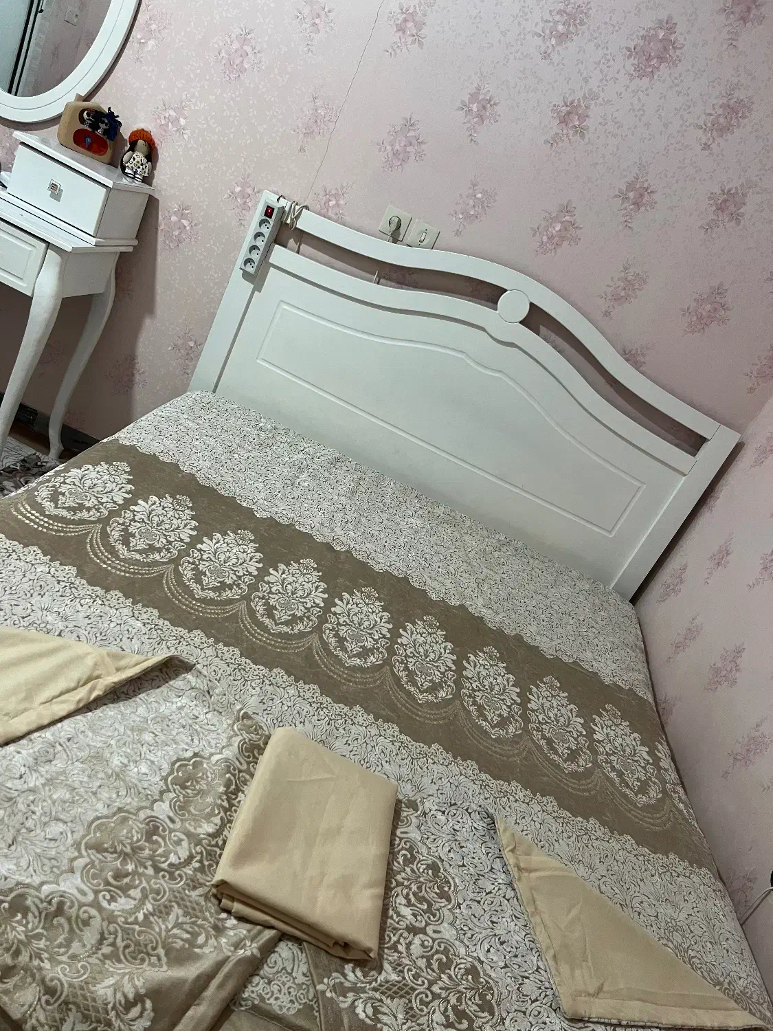 روتختی عروس|سرویس روتختی|قم, باغ شازده|دیوار