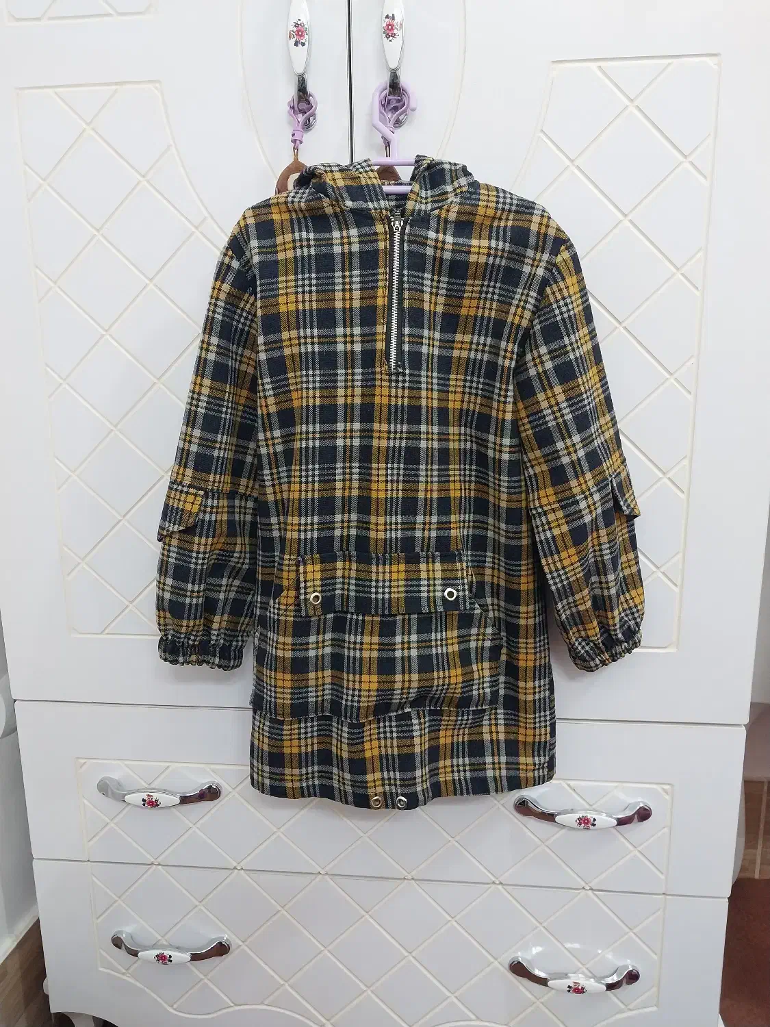 تعدادی لباس دخترانه|لباس|برخوار, |دیوار