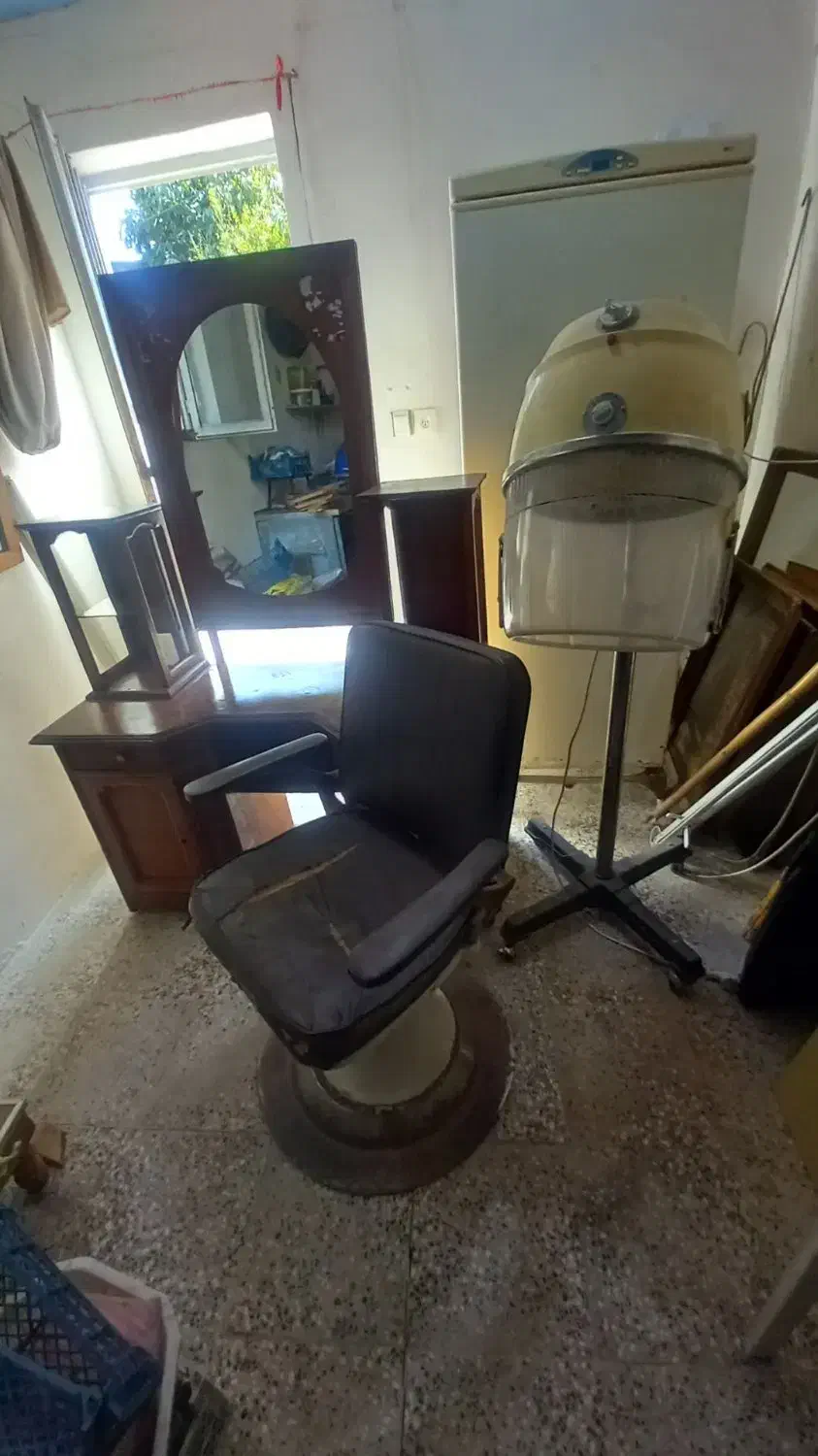 میز و صندلی آرایشگاه و سشوار ایستاده|آرایشگاه و سالنهای زیبایی|آزادشهر, |دیوار