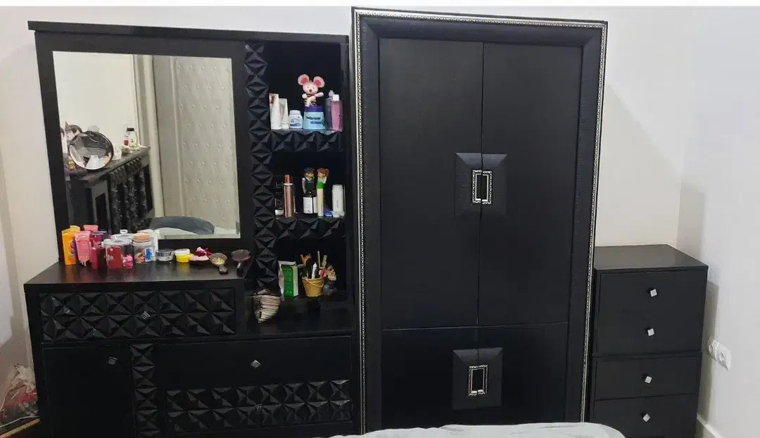 تختخواب وکمد و پاتختی و میز تلویزیون و یک جفت بوفه|تخت و سرویس خواب|دیلم, |دیوار