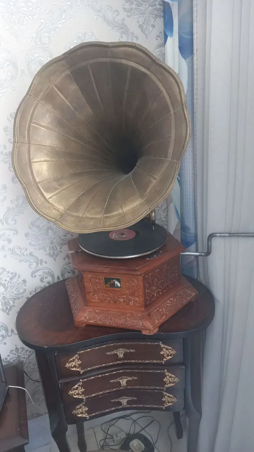 گرامافون هندلی قدیمی|کلکسیون اشیاء عتیقه|اصفهان, دهنو|دیوار
