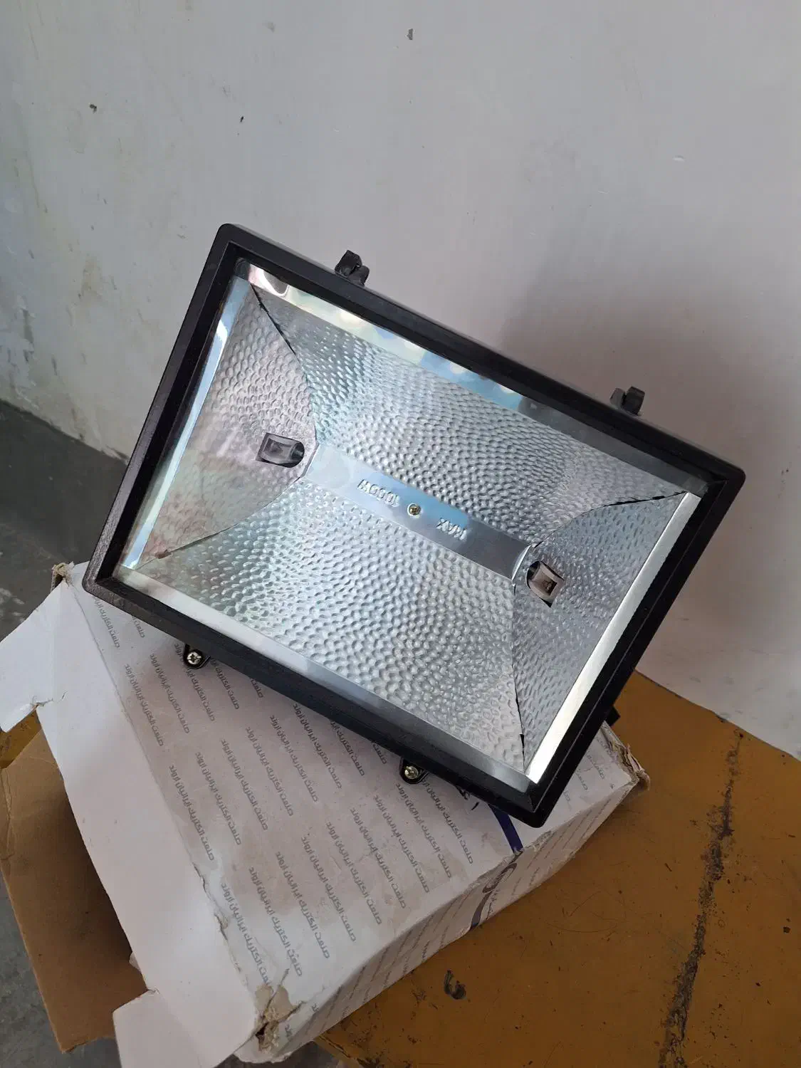 نورافکن لامپ هزار|لامپ و چراغ|باغ ملک, |دیوار