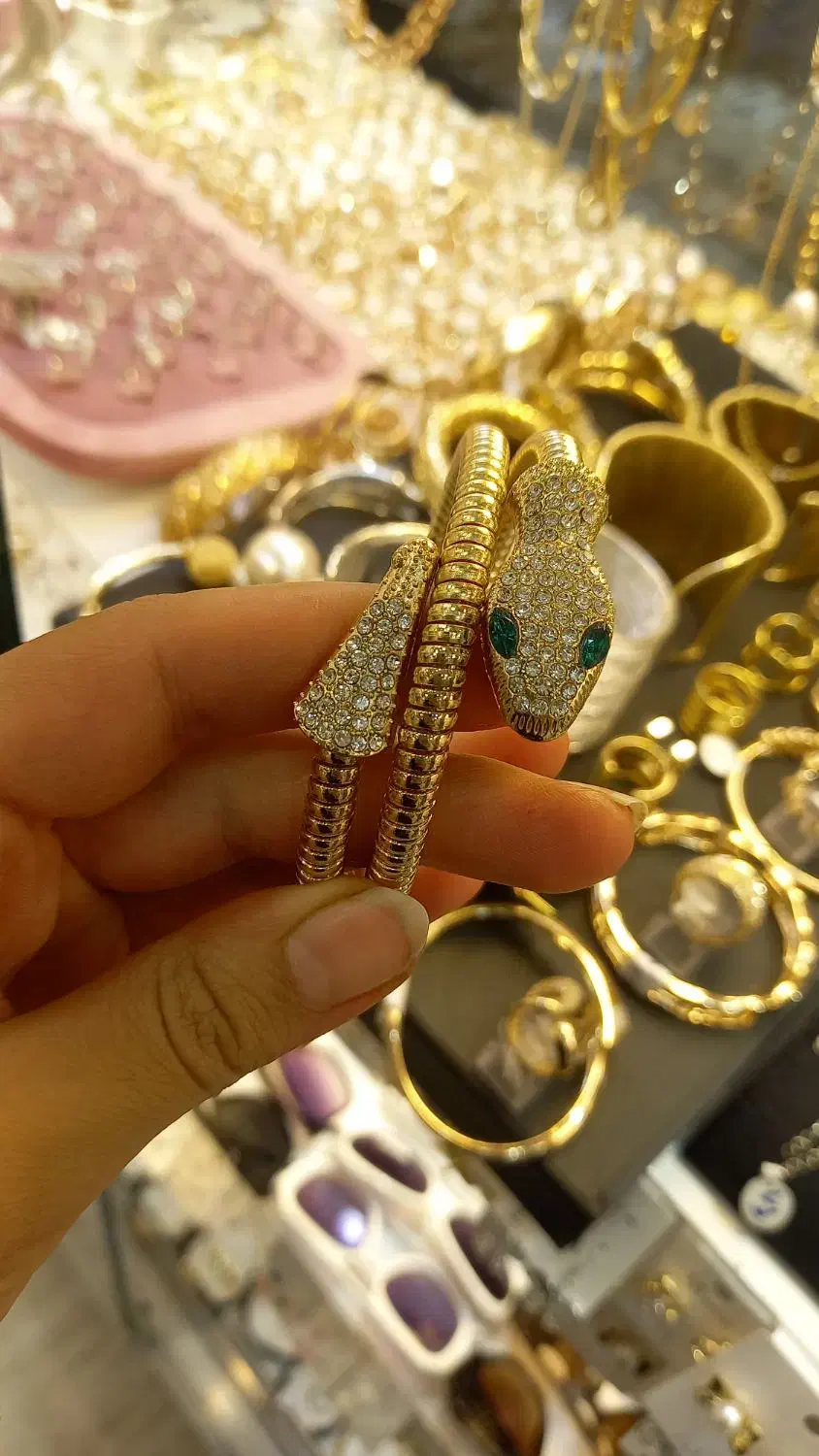 بدلیجات و اکسسوری در اصفهان|بدلیجات|اصفهان, باغ زرشک|دیوار