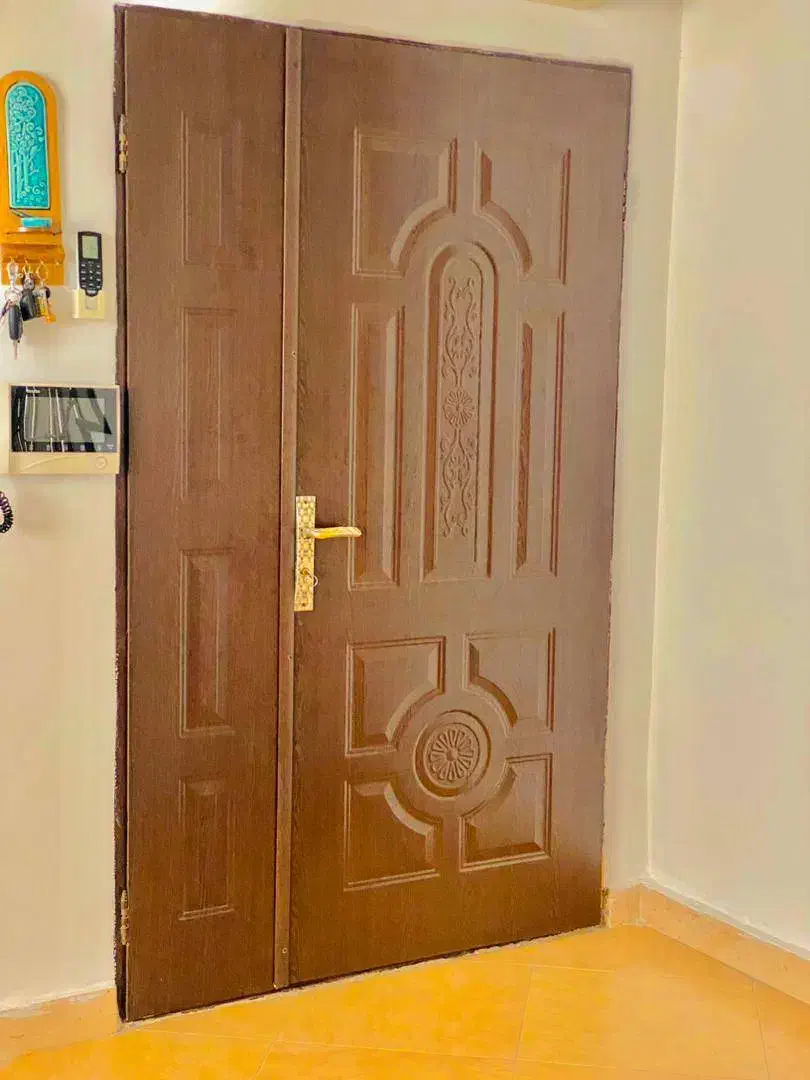 درب چوبی دو لنگه با قفل و دستگیره|فعالیت داوطلبانه|صومعه‌سرا, |دیوار