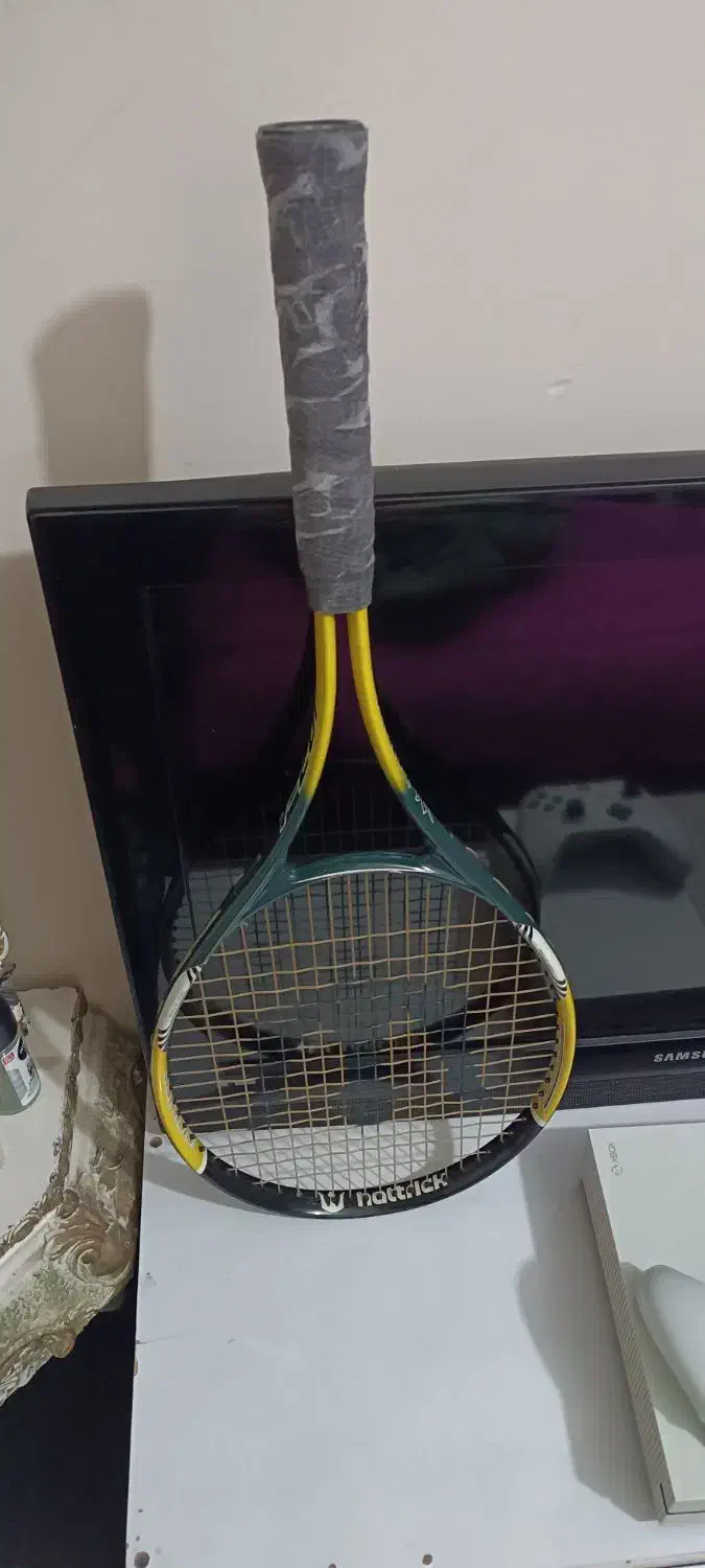 راکت تنیس همراه با کاور|ورزشهای توپی|صدرا-فارس, فاز ۱|دیوار