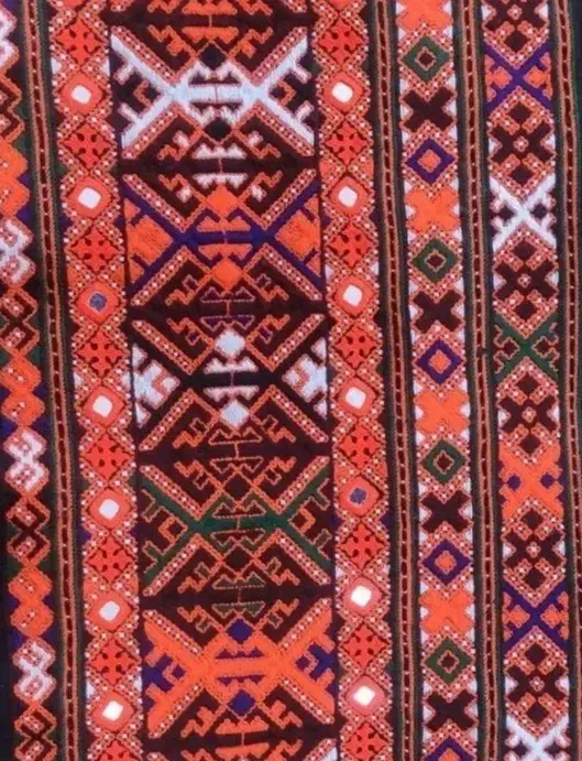 پلیوار چهاردانوک|لباس|خاش, |دیوار