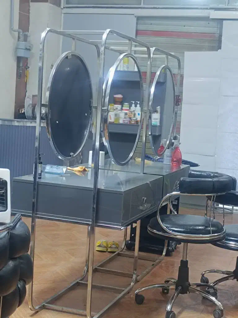 میز و آینه دوطرفه وسط سالن زیبایی|آرایشگاه و سالنهای زیبایی|قرچک, مهدیه|دیوار