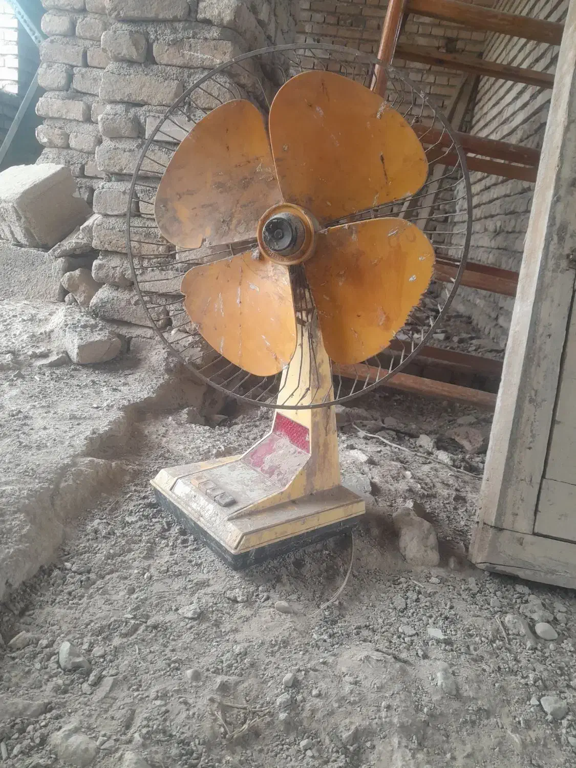 پنکه قدیمی ۶۰ساله|پنکه و تصفیهکنندهٔ هوا|گنبد کاووس, |دیوار