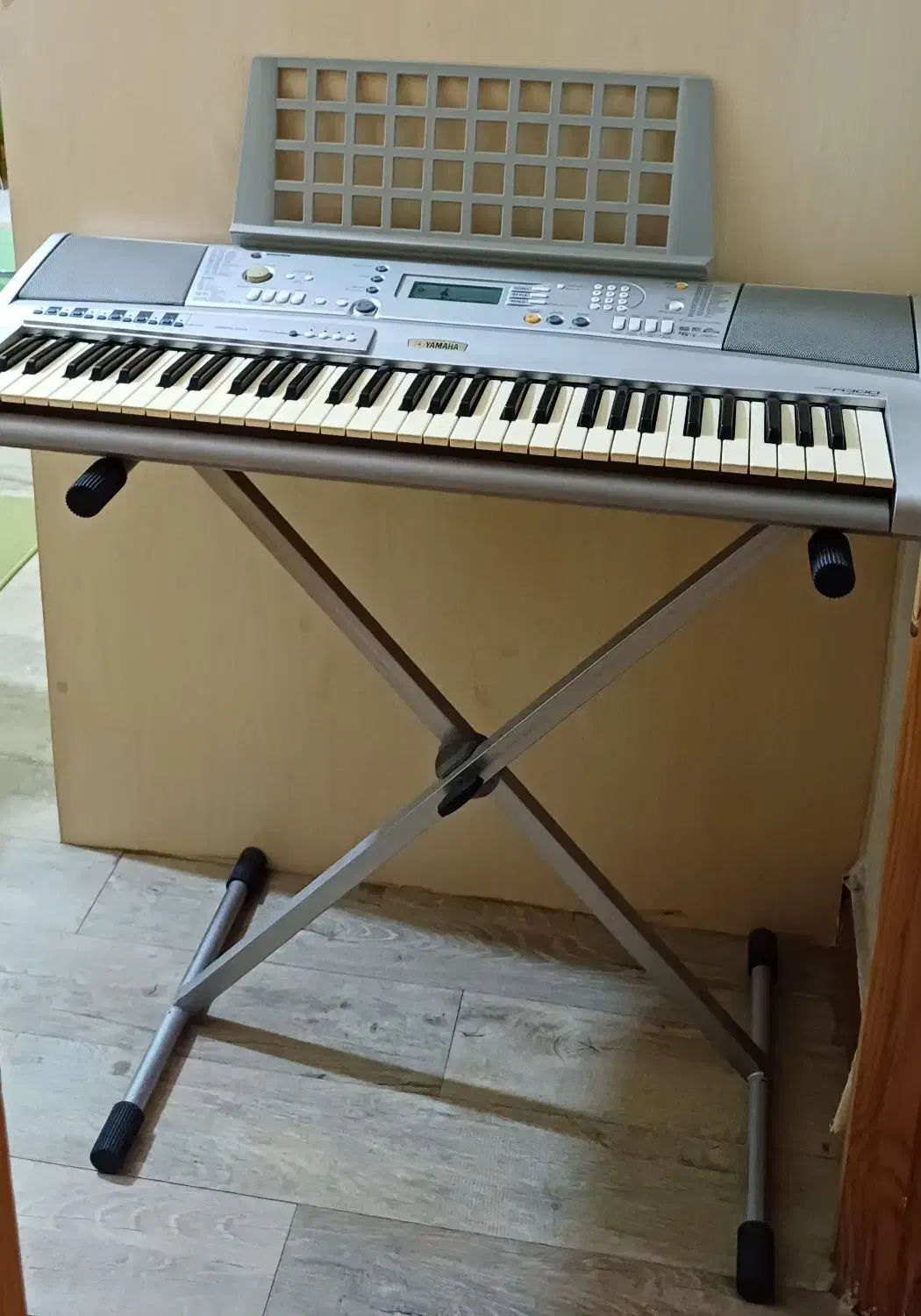 ارگ یاماها a300 با پایه و اداپتور در حد نو|پیانو، کیبورد، آکاردئون|رشت, رشتیان|دیوار