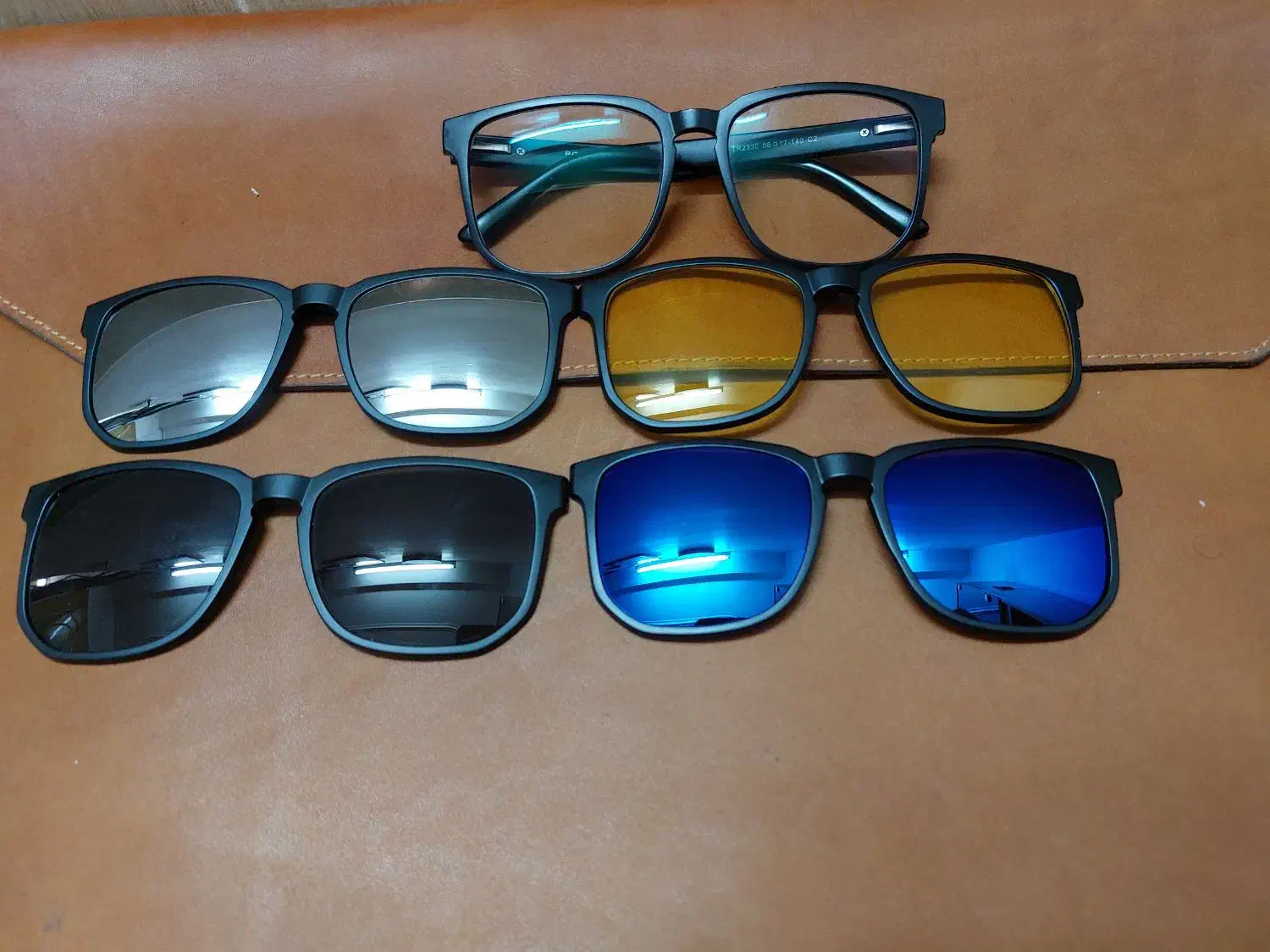 عینک با شیشه بلوکات به همراه چهار کاور همراه آن|زیورآلات و اکسسوری|جهرم, |دیوار