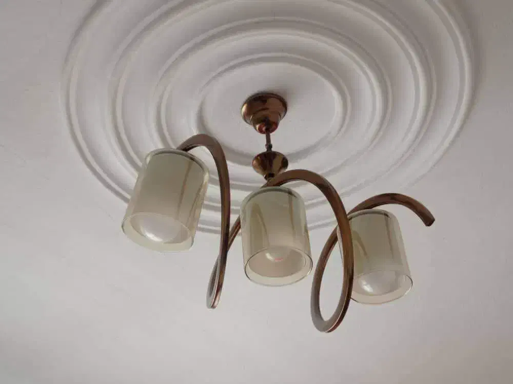 دو عدد لوستر سه شاخه و یک عدد تک شاخه|لوستر و چراغ آویز|بندر انزلی, سی متری|دیوار