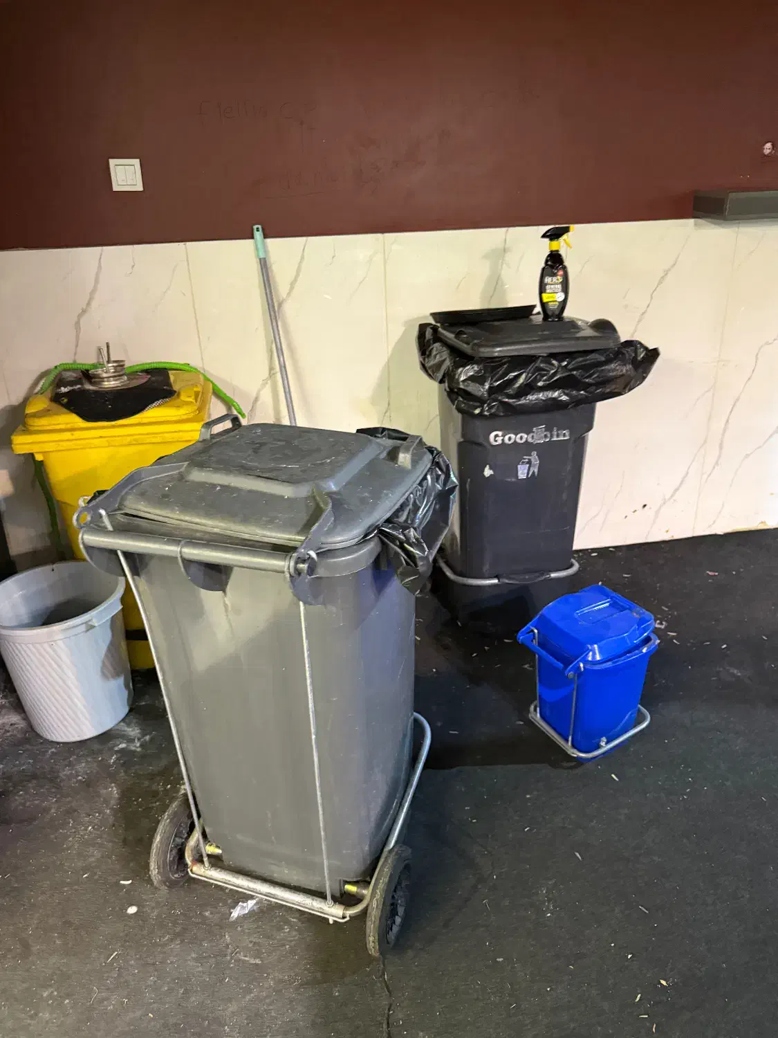 سطل اشغال دست دوم درسایز های مختلف  به فروش میرسد|لوازم نظافت|تهران, دریاچه شهدای خلیج فارس|دیوار