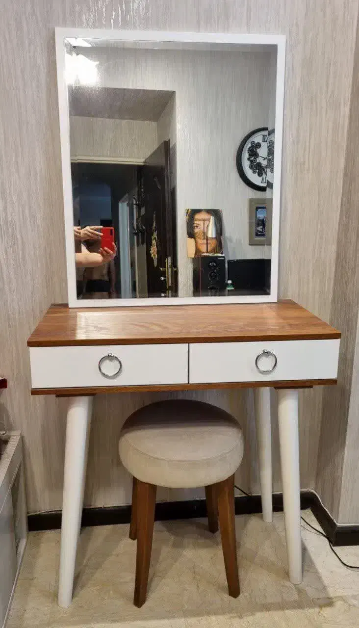 آینه و میز|آینه|باغستان, |دیوار